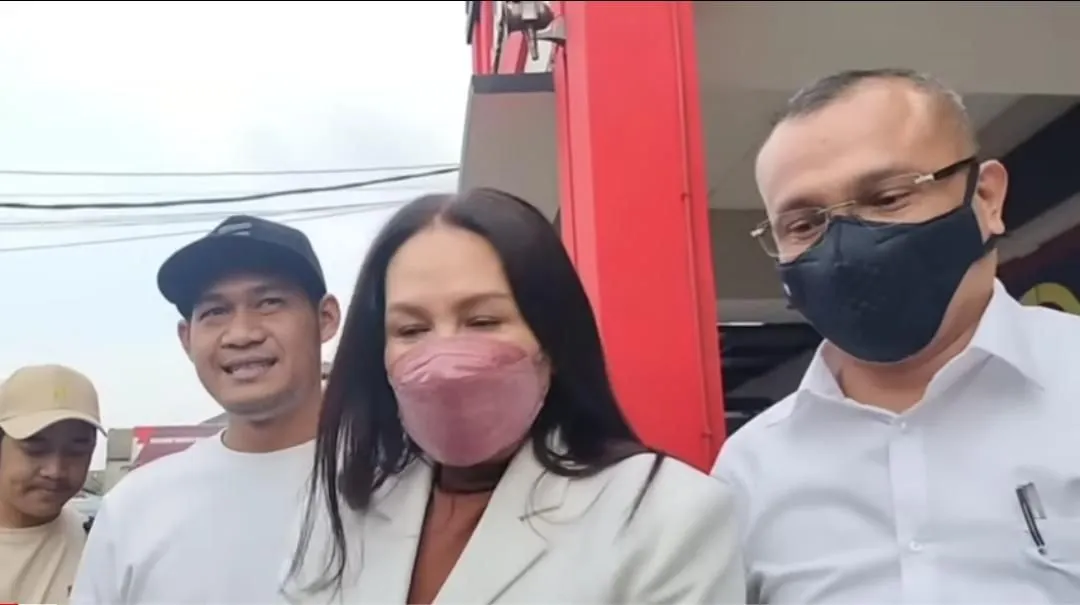 Usai Bertemu Nikita Mirzani, Fitri Salhuteru : Jangan Ada Penyusup yang Berpura-Pura Menjadi Teman Nikita