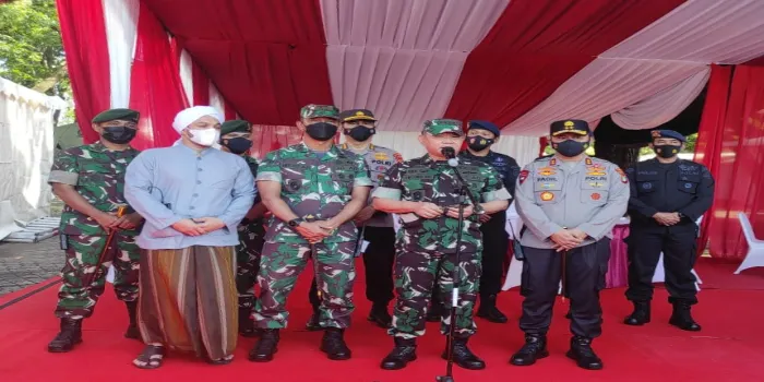 Kepala Staf Angkatan Darat (KASAD) Jenderal Dudung Abdurachman bersama pejabat terkait.