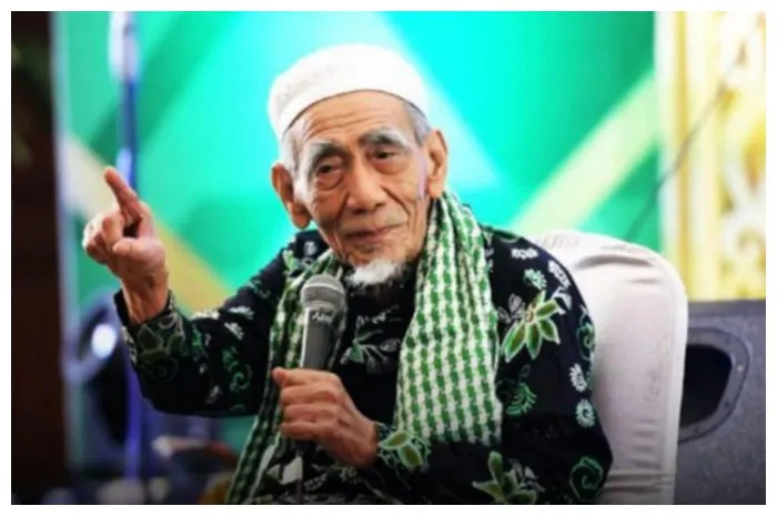 KH. Maimun Zubair atau Mbah Moen.