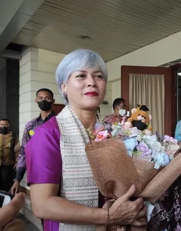 Irma Hutabarat ungkap Brigadir J seharusnya menggelar pernikahan usai wisuda Universitas Terbuka, Selasa 23 Agustus 2022.
