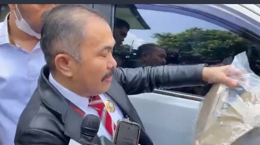 Kamarudin Simanjuntak Bawa Barang Bukti Sandal Brigadir J, Masih Ada Darah : Yosua Terbunuh dengan Sadisnya!