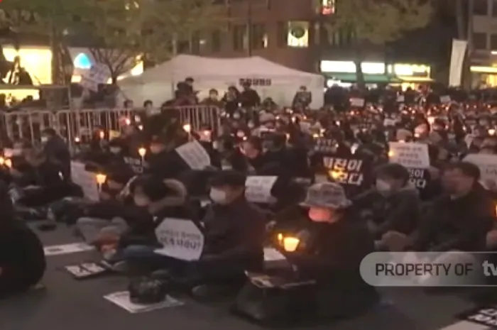 Doa Bersama Tragedi Itaewon, Ribuan Warga Duduk Menyalakan Lilin di Seoul