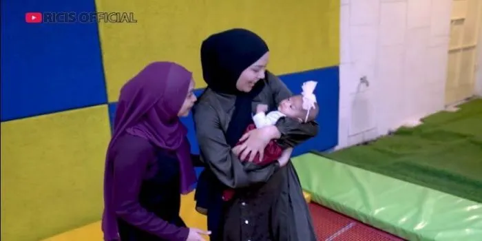Ajak Bayi 2 Bulannya Main Trampoline, Pola Asuh Ria Ricis Jadi Kena Kritik Warganet Lagi. (Dok: YouTue/Ricis Official)