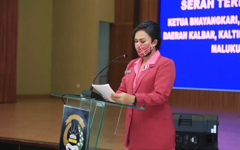 istri listyo sigit