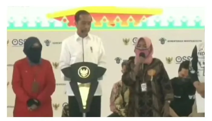 Presiden Jokowi disemprot emak-emak bernama Bude Lastri.