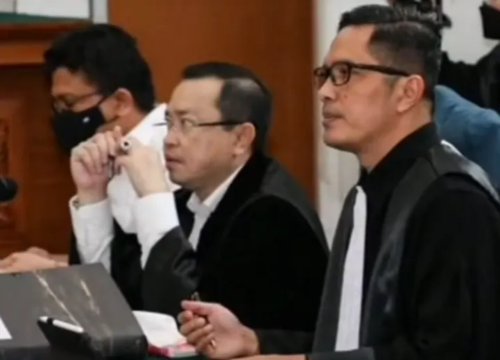 Tajir Melintir! Kuasa Hukum Brigadir J, Kamaruddin Simanjuntak Siap Traktir Ferdy Sambo untuk Ganti Pengacara.