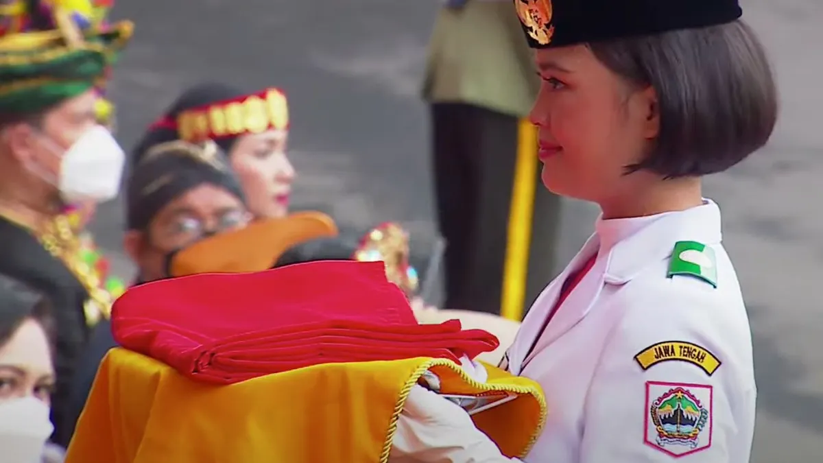 I Dewa Ayu Firsty Meita Dewanggi, pelajar asal Jawa Tengah terpilih membawa baki bendera pusaka.