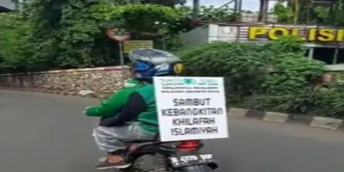 Ilustrasi pengendara sepeda motor yang viral diburu aparat karena mensosialisasikan kebangkitan Khilafah Islamiyah.