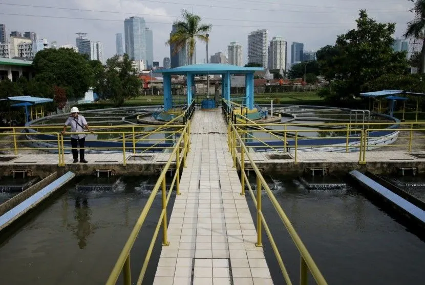 Ilustrasi. Petugas melakukan pemeriksaan di Instalasi Produksi Air PAM Jaya Pejompongan, Jakarta Pusat, Rabu (13/2/2019).