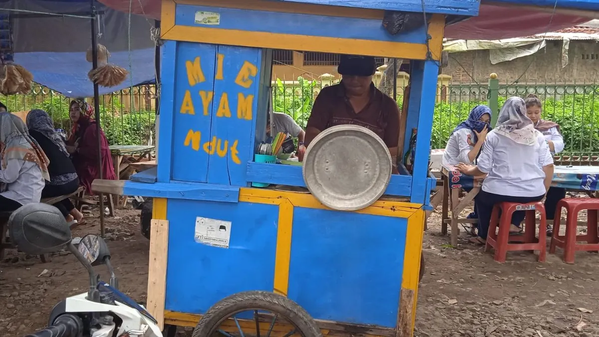 Masih Jadi Misteri Kenapa Gerobak Mi Ayam Berwarna Biru? Simak Berbagai Kisahnya di Sini!