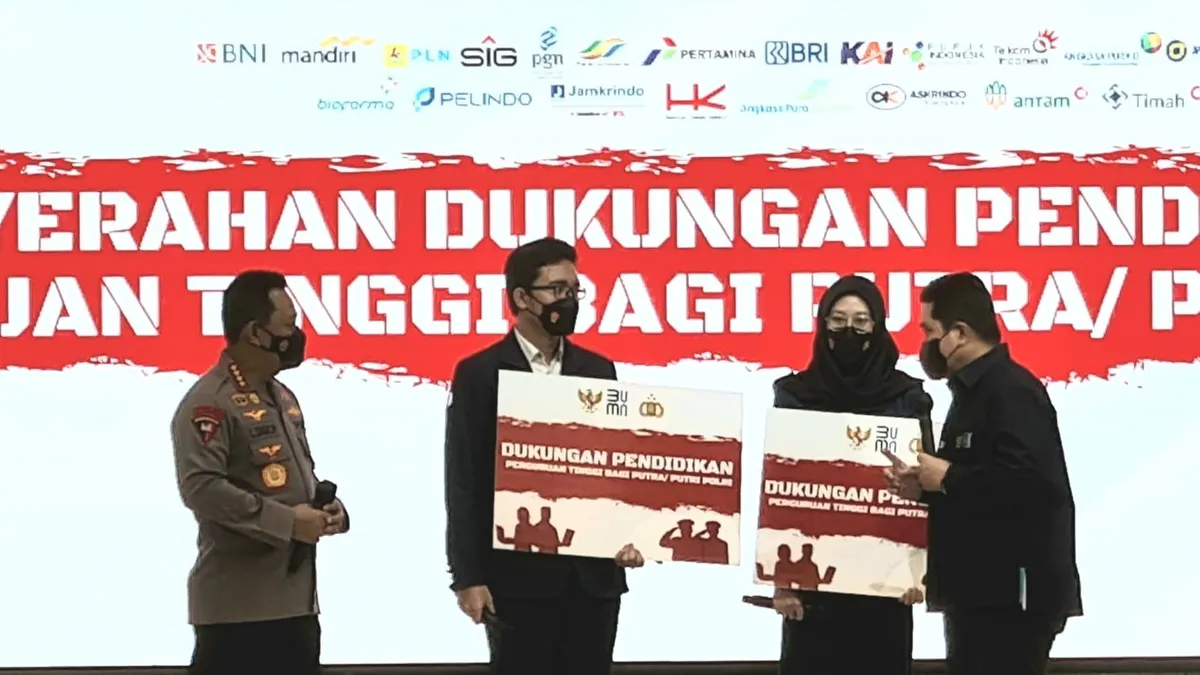 Penyerahan dukungan beasiswa tabungan pendidikan kepada anak TNI/Polri secara simbolis.