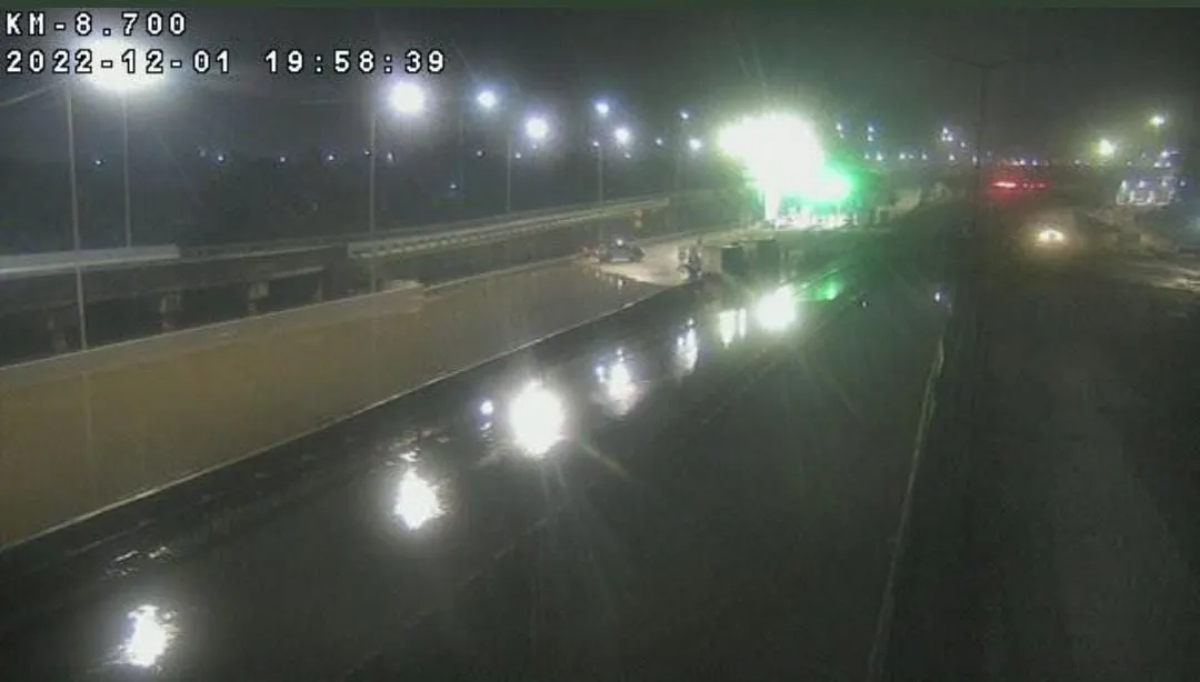 Hujan deras mengguyur Jakarta di ruas jalan Tol Pondok Aren-Serpong, menyebabkan banjir sekitar 10 sentimeter pada Kamis, 1 Desember 2022.