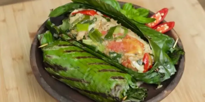 Resep Nasi Bakar Ayam Kemangi ala Chef Devina Hermawan, Sangat Mudah dan Enak! (tangkapan layar YouTube Devina Hermawan)