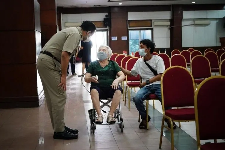 Gubernur DKI Jakarta, Anies Baswedan menyapa seorang lansia yang hendak divaksin/dok: Instagram @aniesbaswedan.