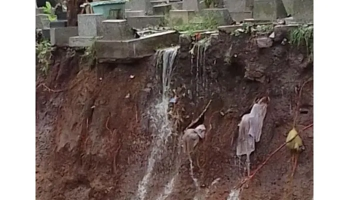 Viral Kain Kafan di TPU Sinaraga Menyembul dari Tanah Akibat Kirmir Roboh karena Hujan Deras, Ini Penampakanny