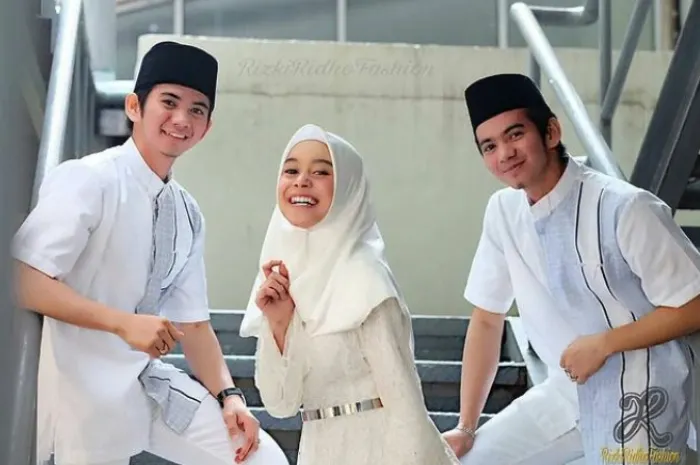 Potret Rizki Ridho bersama Lesti Kejora memakai pakaian bernuansa putih.