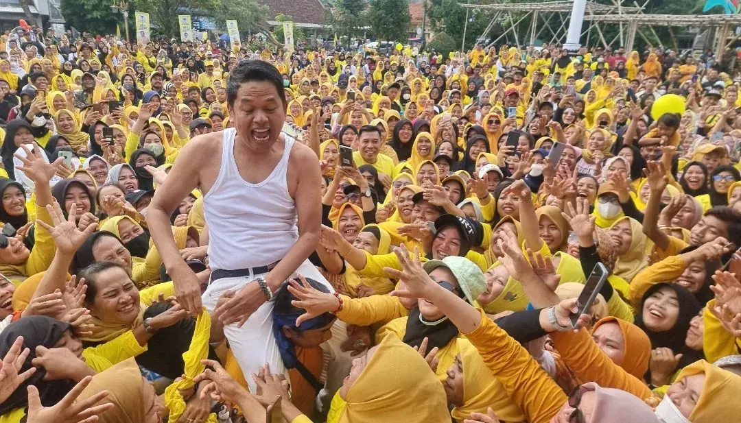 Waduh! Baju Dedi Mulyadi Dicopot Paksa Emak-emak: Ampun Emak