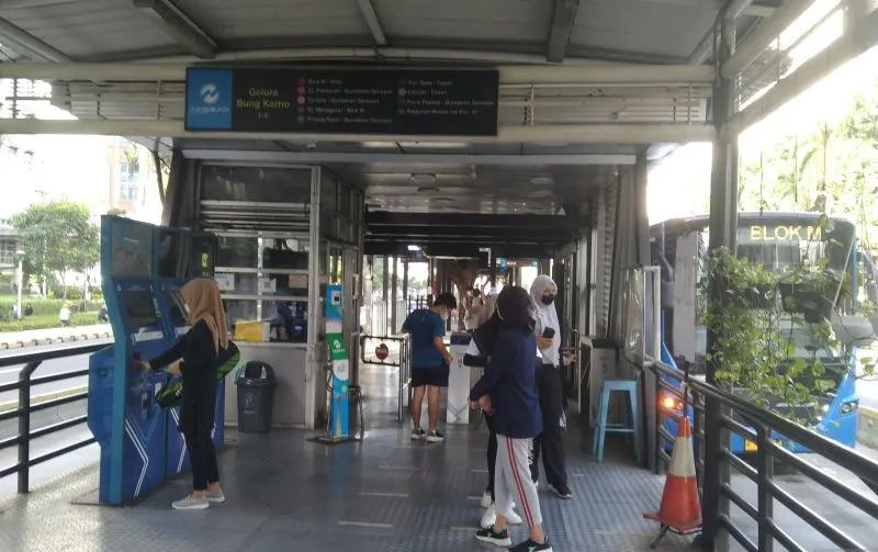 Situasi pelayanan penumpang di Halte TransJakarta di Jakarta