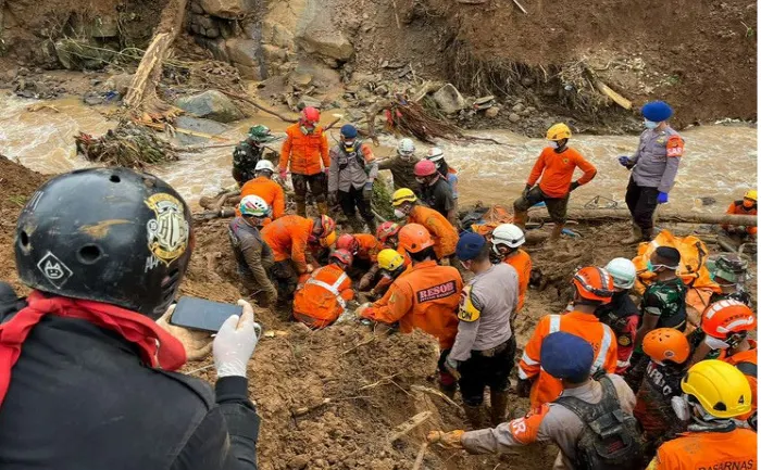 Tim SAR gabungan mengevakuasi warga korban gempa Cianjur yang tertimbun longsor di Kampung Cugenang, Desa Cijedil, Kecamatan Cugenang, Kabupaten Cianjur, Jawa Barat, Jumat (25/11/2022).(Antara/HO-Divisi Humas Polri)