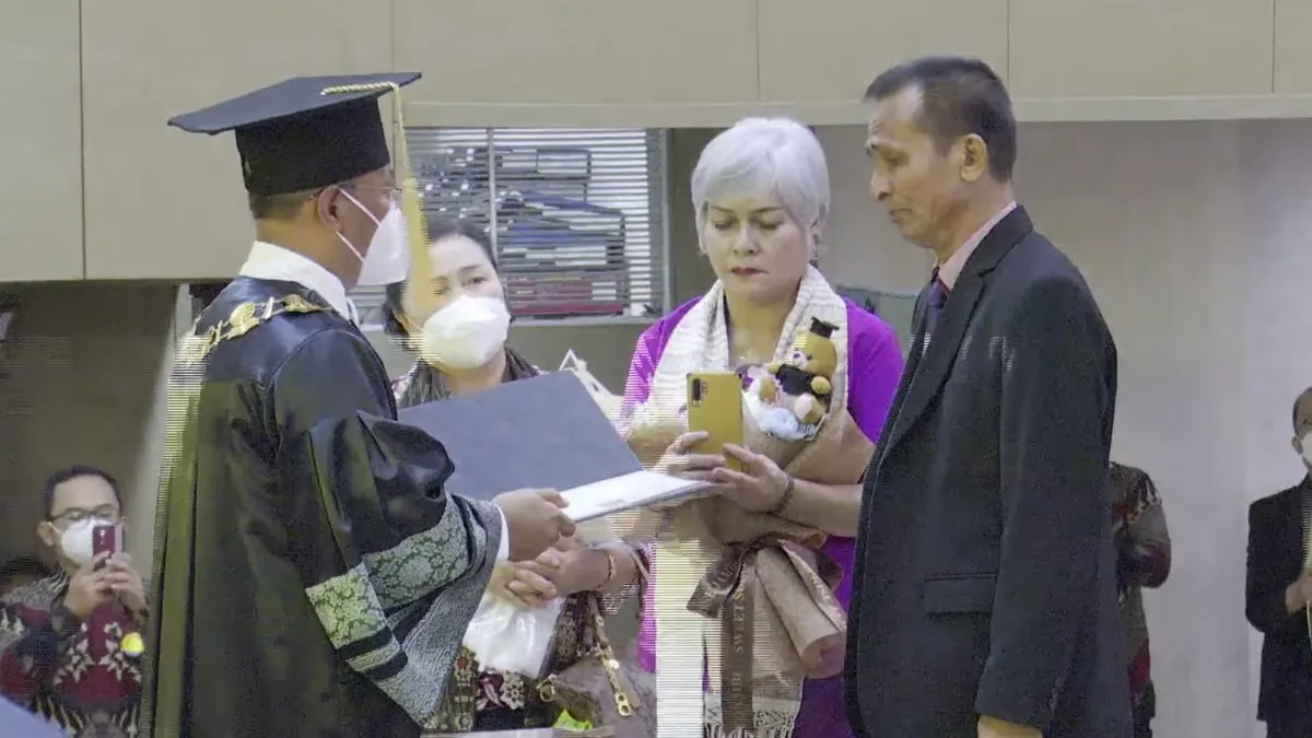 Wakili Brigadir J wisuda di Universitas Terbuka, Samuel terima ijazah sambil menangis