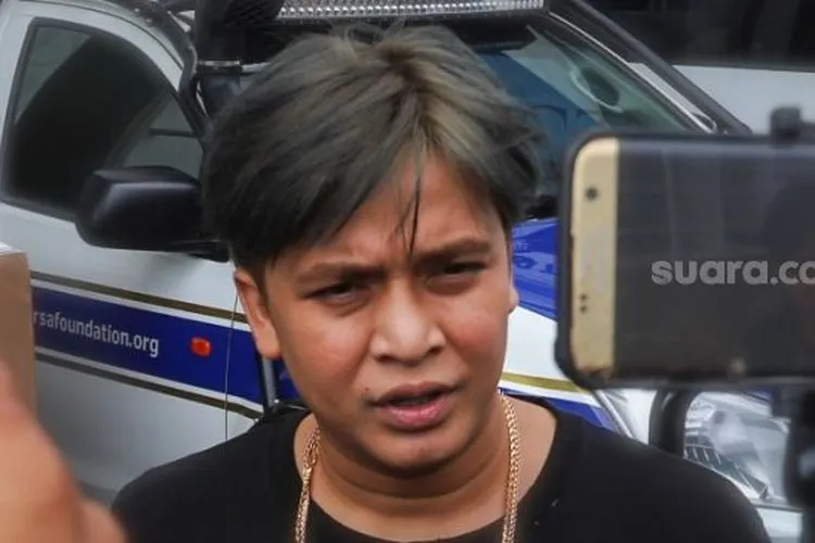 Presenter Billy Syahputra menjawab pertanyaan awak media ketika ditemui di Kawasan Tendean, Jakarta Selatan, Kamis (17/12). [Suara.com/Alfian Winanto]