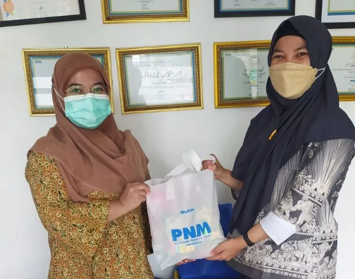 Pemberian bantuan paket sembako PNM bagi korban banjir di Serang, Banten.