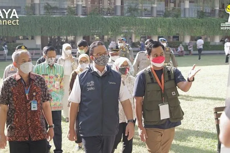 Gubernur DKI Jakarta Anies Baswedan meninjau vaksinasi Covid-19 yang digelar HIPMI Jaya di Labschool, Kebayoran Baru, Jakarta Selatan/dok: HIPMI Jaya.