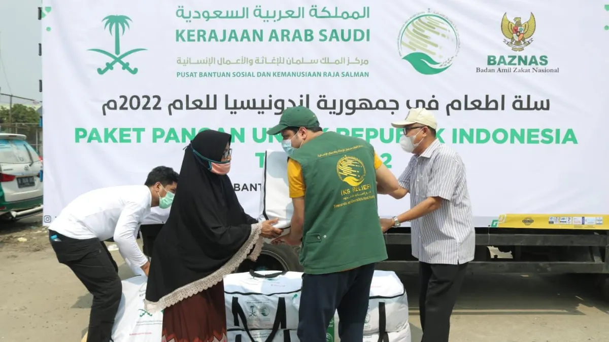 King Salman Humanitarian Aid and Relief Center (KS Relief) bersama dengan Badan Amil Zakat Nasional (BAZNAS) menyalurkan bantuan di Kalibaru, Cilincing, Jakarta Utara.