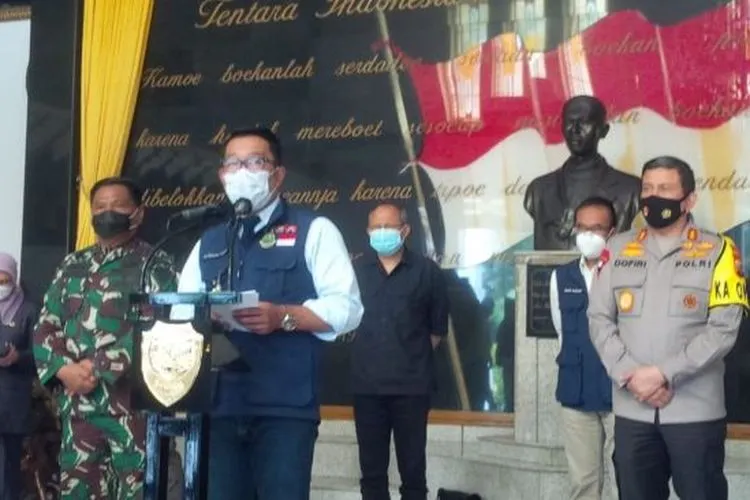 Gubernur Jawa Barat Ridwan Kamil usai rapat kordinasi Satgas Covid-19 Jabar, di Makodam III Siliwangi, Bandung, Senin (18/1/2021).