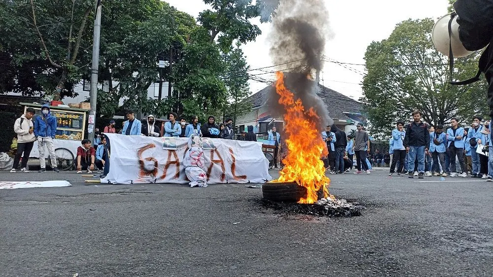 Aksi teatrikal dari mahasiswa yang menggelar aksi unjuk rasa menolak kenaikan harga BBM di depan kantor DPRD Jabar. 