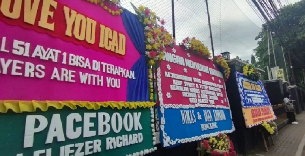 Karangan bunga dukungan untuk Bharada Richard Eliezer di PN Jaksel