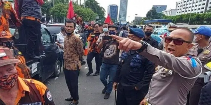 Dirlantas Polda Metro Jaya Kombes Sambodo Purnomo Yogo marah saat mengetahui anggotanya dipukuli oleh massa ormas PP (Pemuda Pancasila) di depan Gedung DPR/MPR, Jakarta Pusat, Kamis (25/11/2021). 