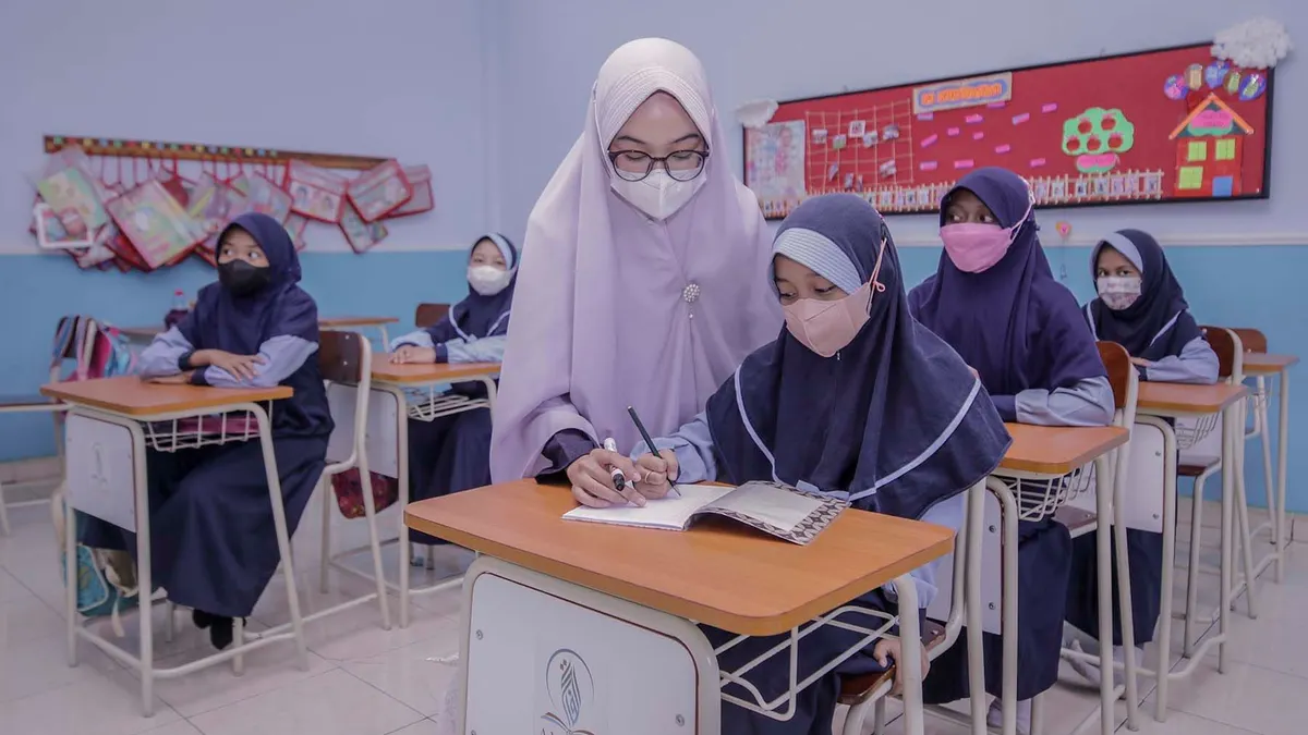 Ilustrasi Sejumlah siswa yang mengikuti Pertemuan Tatap Muka (PTM) Terbatas. Pemerintah melalui Kementrian Pendidikan dan Kebudayaan (Kemendikbud) berencana akan menerbitan Surat Keputusan Bersama (SKB) 4 Menteri yakni Menteri Pendidikan dan Kebudayaan, Menteri Agama, Menteri Kesehatan, dan Menteri Dalam Negeri tentang pembaharuan aturan pelaksanaan PTM Terbatas di masa Pendemi Covid-19 agar lebih rinci.