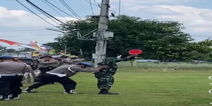  Viral Marshaller TNI Dibantu Polisi saat Penerbangan Helikopter / @infobdgbaratcimahi