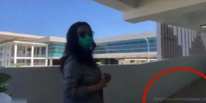 Tangkapan layar aksi Siskaeee sesaat sebelum memamerkan organ intim di Bandara YIA.