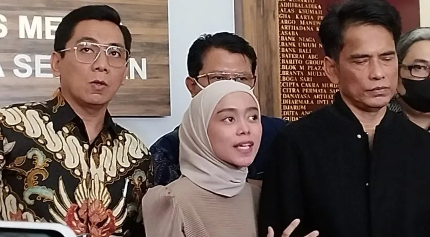 Lesti Kejora beri keterangan pers, didampingi ayahnya dan kuasa hukum