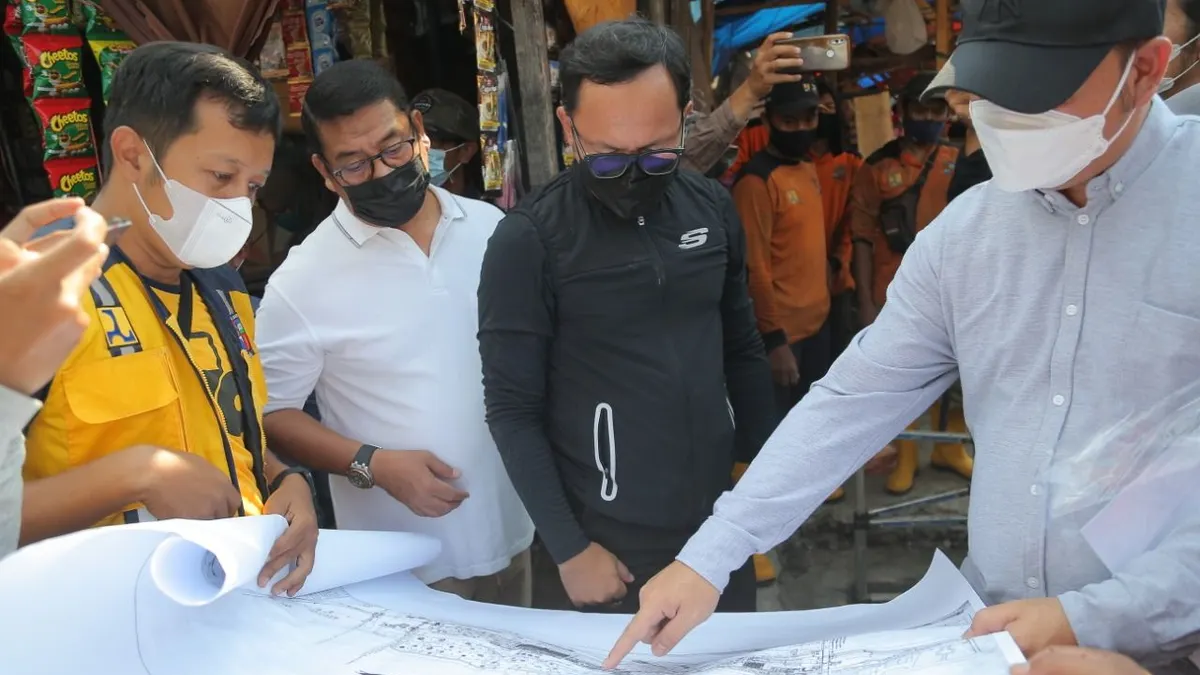 BOGOR TENGAH, AYOBOGOR - Pemerintah Kota (Pemkot) Bogor berencana memfungsikan kembali terowongan kuno era Belanda yang ditemukan petugas saat melakukan normalisasi saluran drainase di Jalan Nyi Raja Permas, Kecamatan Bogor Tengah, Kota Bogor beberapa waktu lalu.  Wali Kota Bogor Bima Arya Sugiarto mengatakan, saat ini pihaknya masih melakukan sejumlah penyesuaian pembangunan di kawasan Nyi Raja Permas pasca temuan terowongan kuno era Belanda tersebut.   Terlebih saat ini, Pemkot Bogor sedang melakukan pembangunan Alun-alun Kota Bogor dan Masjid Agung Kota Bogor, yang berjarak tidak jauh dengan lokasi penemuan terowongan kuno era Belanda itu.  &quot;Pada 2016 lalu Kota Bogor sudah memiliki master plan drainase Kota Bogor. Pasca temuan terowongan ini tentunya harus kami sesuaikan kembali. Apalagi kawasan ini akan terus kami bangun seperti alun-alun dan Masjid Agung Kota Bogor,&quot; katanya saat meninjau lokasi penemuan terowongan belum lama ini.  Saat ini pihaknya bersama Universitas Pakuan dan IPB University serta pihak terkait lainnya sedang melakukan kajian terhadap penemuan terowongan kuno era Belanda tersebut. Sambil menunggu kajian, Pemkot Bogor juga terus melakukan penggalian dan pembersihan terowongan kuno era Belanda itu.  &quot;Saat ini terowongan kuno era Belanda itu sedang kami normalisasi dan kami keruk. Kami juga bersama pihak-pihak terkait sedang melakukan kajian soal ini. Kami ingin pastikan apakah terowongan kuno era Belanda ini bisa kami fungsikan kembali atau tidak. Kalau bisa nanti fungsinya sebagai apa akan kami kaji lebih lanjut,&quot; ujarnya.  Seperti diberitakan sebelumnya, Kepala Seksi Pemeliharaan Rutin Jalan Dinas PUPR Pekerjaan Umum dan Penataan Ruang (PUPR) Kota Bogor Dian Setiawan mengatakan, saat melakukan penggalian dan pemeriksaan terowongan para petugas menemukan sebuah ruang mirip dengan bungker.  Menurut pengakuan para petugas, ruangan yang mirip bungker yang berada di dalam terowongan kuno era Belanda itu memiliki panjang sekitar 8,5 meter dengan lebar 2 meter dN tinggi 1,5 meter.  &quot;Petugas di lapangan menemukan sebuah ruangan seperti bungker di dalam terowongan itu. Tapi kami belum bisa pastikan apakah ruang itu berfungsi sebagai bungker atau seperti apa. Tapi sekilas memang terlihat seperti bungker,&quot; katanya.  Demi mempercepat proses penggalian, pihaknya menerjunkan sebanyak 16 petugas untuk mengeruk sedimentasi dan menelusuri terowongan tersebut.  &quot;Saat ini progresnya kami masih terus masuk ke dalam terowongan dengan mengeruk sampah, mengukur dan mencari jalan untuk menarik sampah yang menumpuk dari bagian terowongan,&quot; ujarnya.  Lantaran terowongan kuno era Belanda tersebut memiliki kontruksi yang cukup panjang, pihaknya mengaku mulai kehabisan oksigen dan kesulitan bernafas. Untuk itu pihaknya akan membuat bak kontrol saluran udara di area Dipo PT KAI, tepatnya di atas temuan bunker. (Yogi Faisal)  Foto: Pemerintah Kota Bogor saat meninjau lokasi penemuan terowongan kuno era Belanda (Dok Pemkot Bogor)