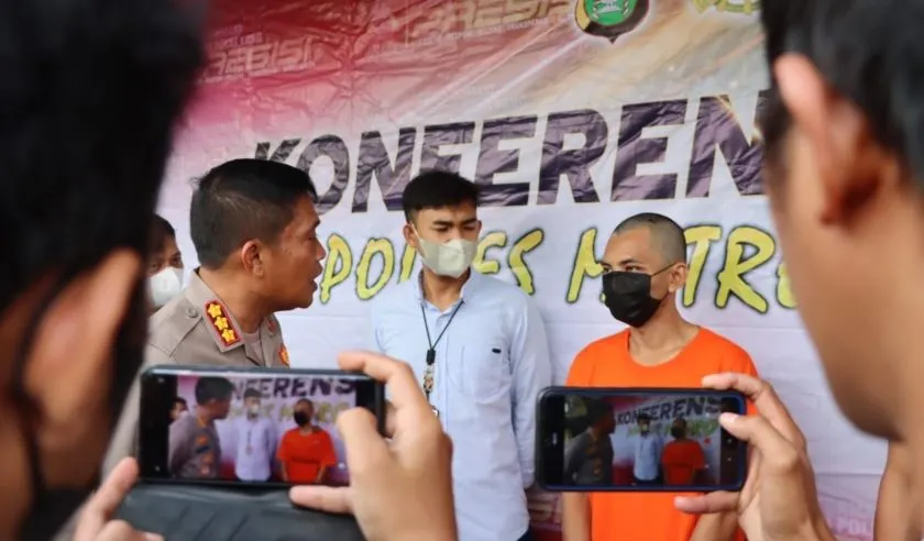  Polres Metro Kota Depok menangkap seorang suami berinisial LN yang tega membakar istrinya.&nbsp;