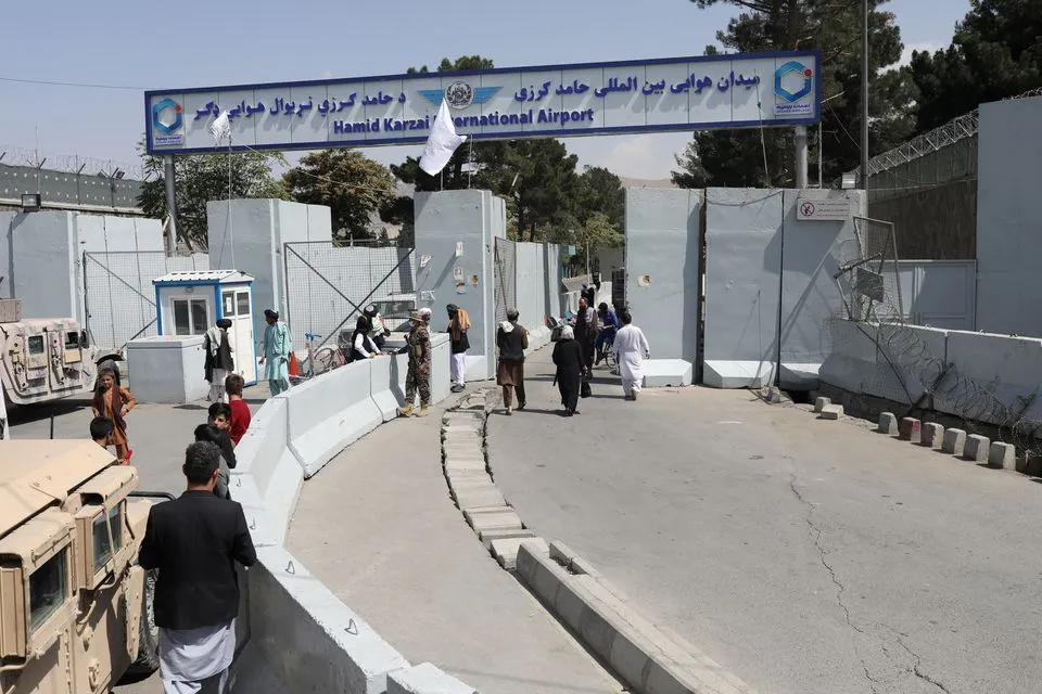 Suasana di depan Bandara Hamid Karzai di Kabul yang dibuka kembali untuk menerima bantuan oleh tim teknis, dan akan segera disiapkan untuk penerbangan domestik, menurut duta besar Qatar untuk Afganistan