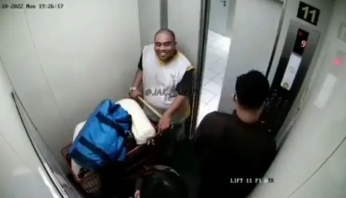 Beredar rekaman CCTV yang memperlihatkan detik-detik pembunuh seorang wanita berinisial AY membawa jasad sambil tersenyum.