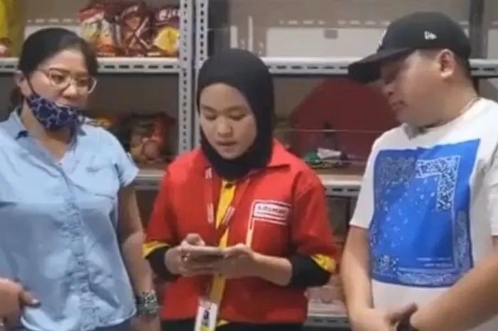 Kejadian awal karyawan Alfamart yang diancam balik oleh ibu-ibu pengutil cokelat di minimarket.