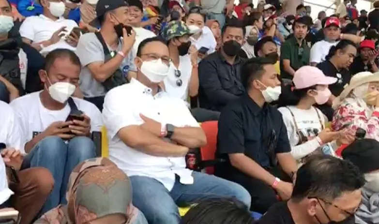 Gubernur DKI Jakarta Anies Baswedan berada di tengah-tengah penonton umum menyaksikan MotoGP Mandalika di Lombok, Nusa Tenggara Barat (NTB), Minggu (20/3/2022).