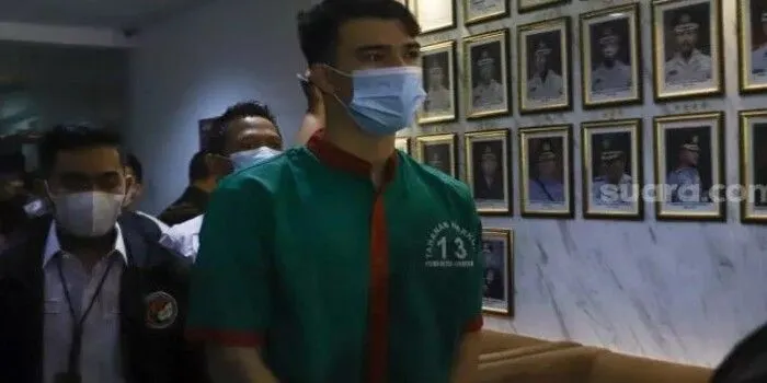 Dokumentasi saat aktor Jeff Smith saat dihadirkan dalam rilis kasus narkoba yang menjeratnya di Polres Metro Jakarta Barat, Senin (19/4/2021). 