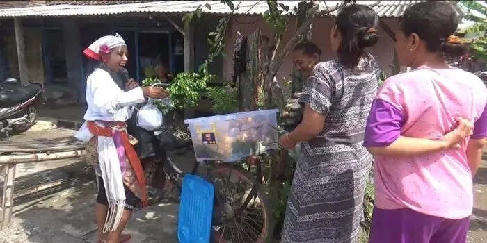 Giati penjual gorengan yang berjualan dengan memakai baju unik.