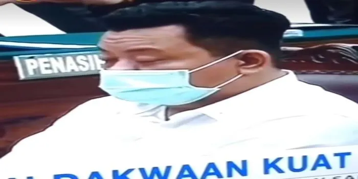 Tersangka Kuat Maruf kedapatan menahan ngantuk saat jalani sidang perdana /tangkaplayar @ndorobei.official