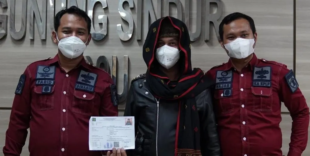 Assayid Bahar alias Habib Bahar bin Ali bin Smith, saat dinyatakan bebas dari Lapas Khusus Kelas II A Gunung Sindur. Habib Bahar kembali dilaporkan ke polisi atas dugaan ujaran kebencian. 