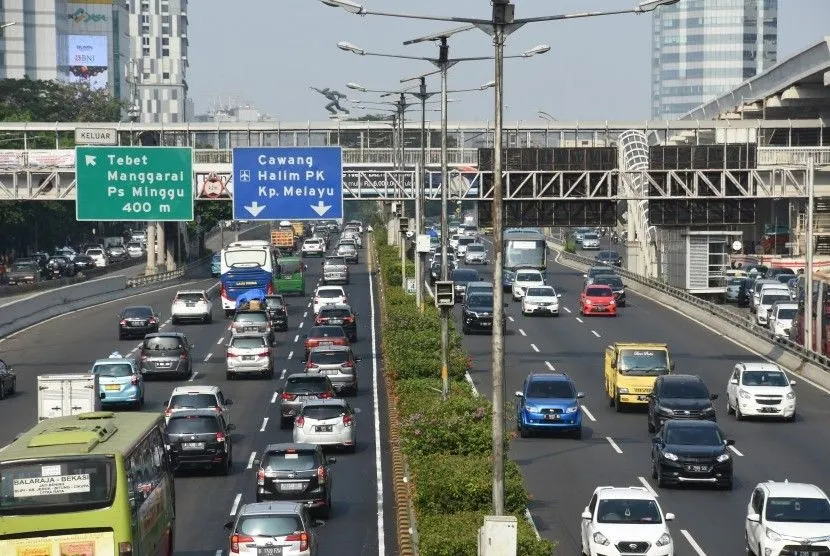 Sejumlah kendaraan melintas di Tol Dalam Kota di kawasan Gatot Subroto, Jakarta.