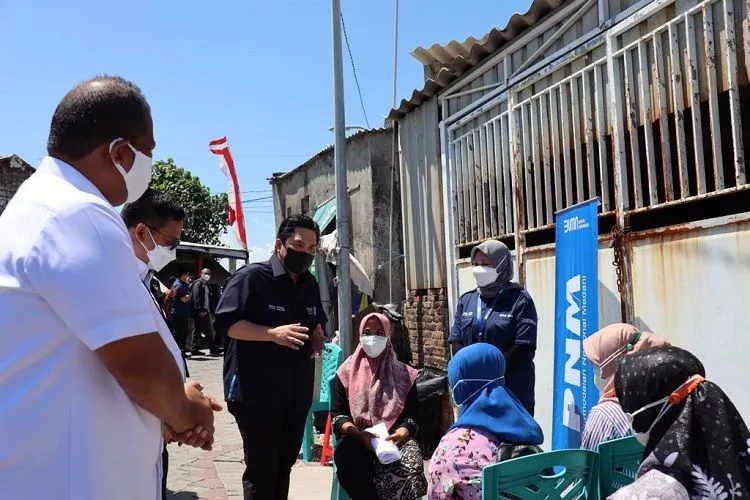 Menteri BUMN Erick Thohir berdialog dengan nasabah PT Permodalan Nasional Madani (PNM) di Kampung Nambangan, Kecamatan Kenjeran, Jawa Timur pada Minggu, 15 Agustus 2021. 