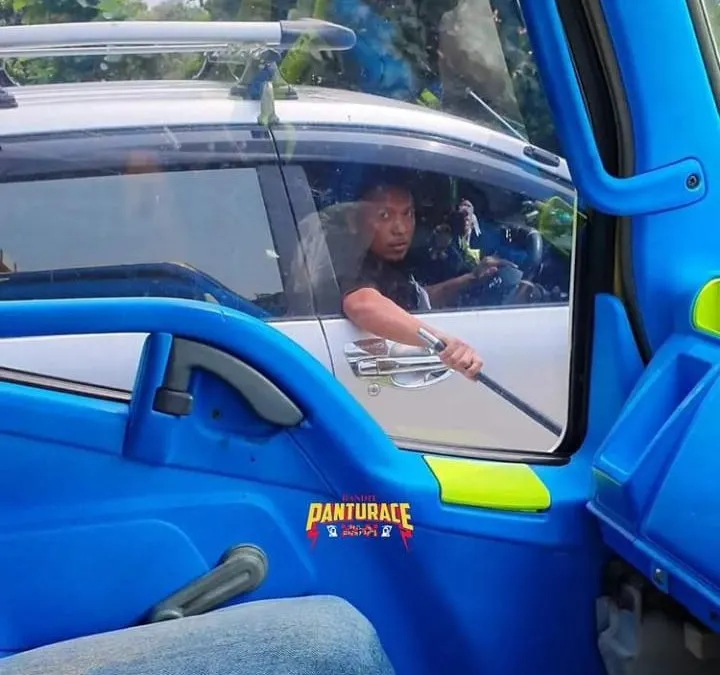 Sopir yang mengacungkan sajam ke sopir truk.
