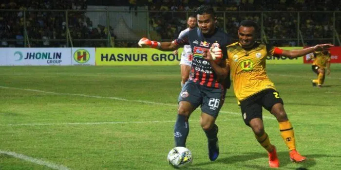 Kiper Persija Jakarta Andritany Ardhyasa (kiri).